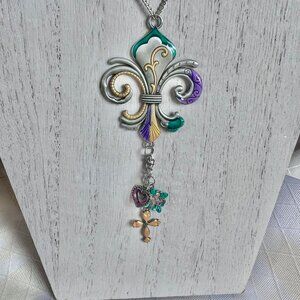 Vintage Fleur de lis Pendant Necklace